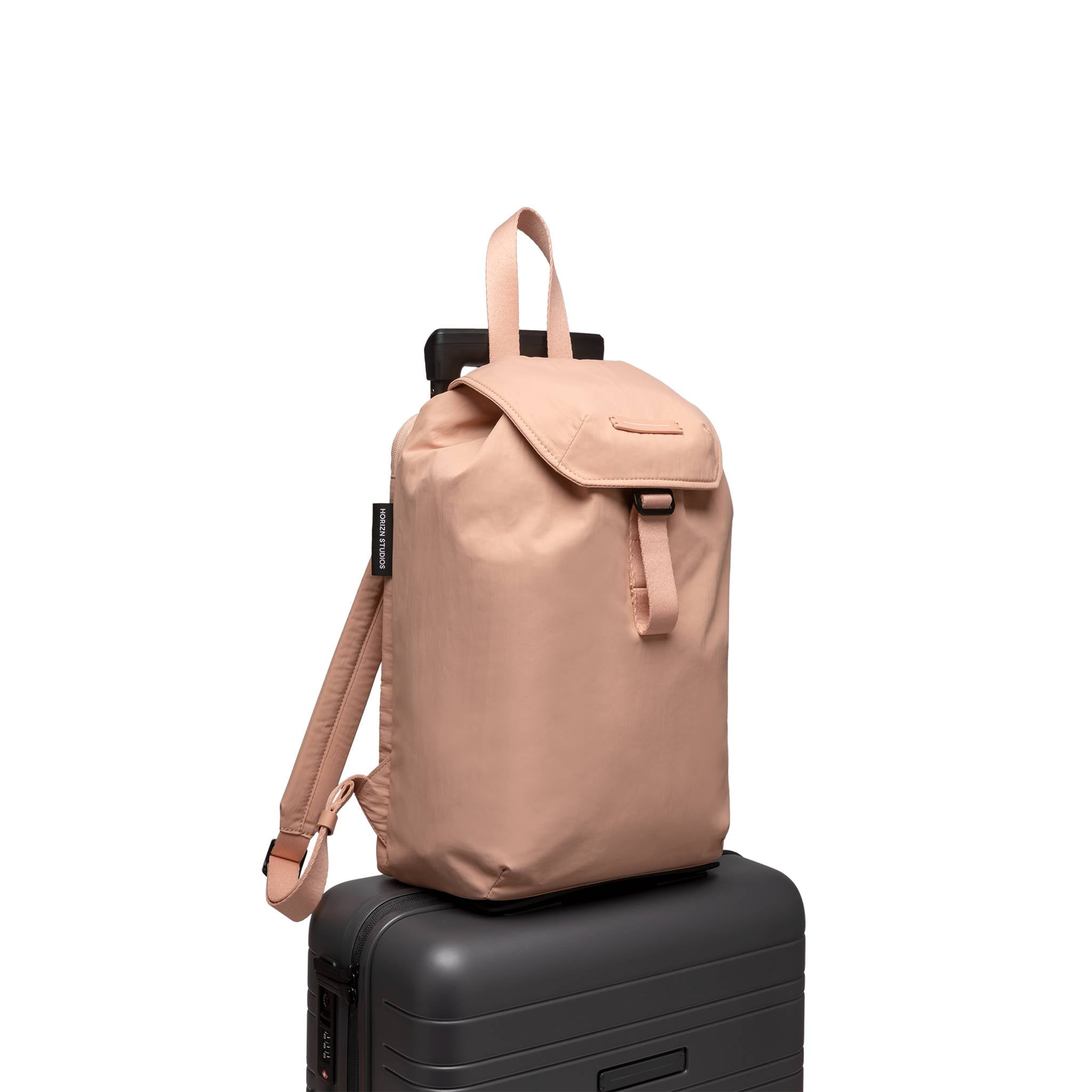 horizn-studios-chiado-backpack-stadt-rucksack-aus-recyceltem-nylon-sand-rose-15- image 7